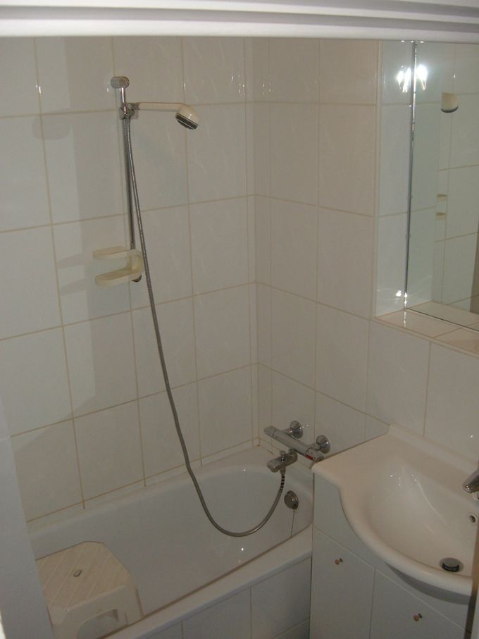 La salle de bain est équipée d'une grande baignoire avec rideau de douche et robinet thermostatique.
Le chauffage radiant assure le confort.